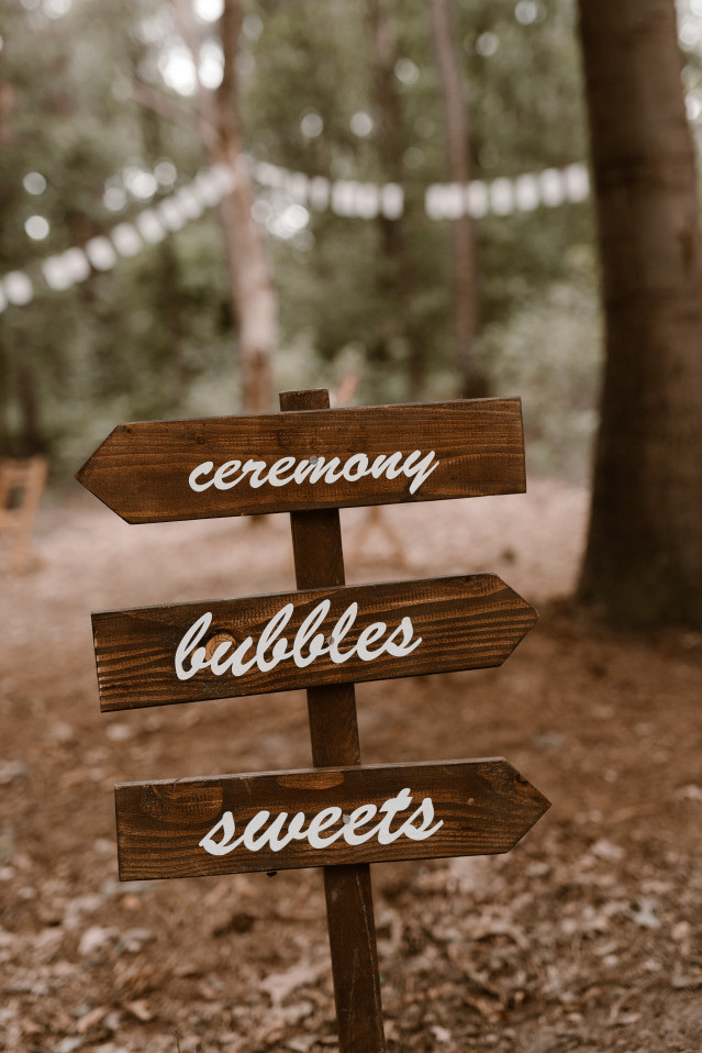 Wegweiseschild für Hochzeit im Wald