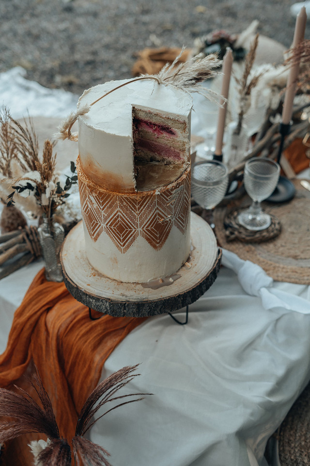 Zweistöckige Hochzeitstorte mit goldener Boho Verzierung