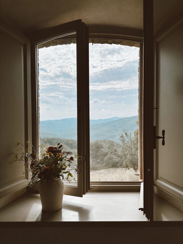 Ausblick aus einem Fenster in die Natur