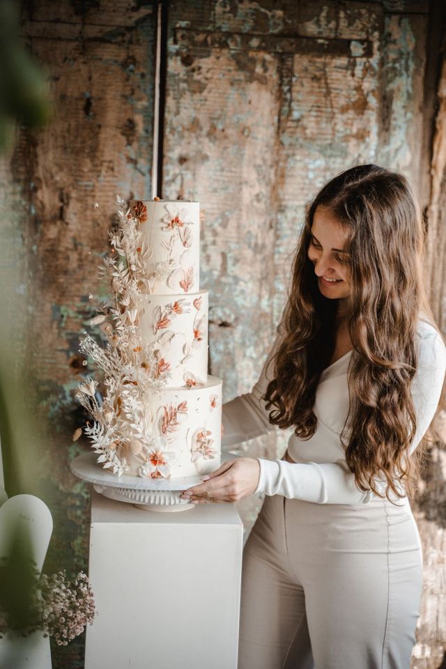 Mehrstöckige Hochzeitstorte mit Trockenblumen
