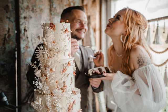 Hochzeitstorte mit Trockenblumendekoration