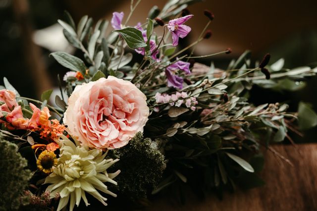 Close-up van een romantisch bruidsboeket met rozen en wilde bloemen