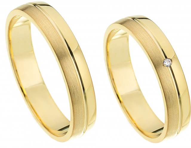 twee geelgouden trouwringen met diamanten