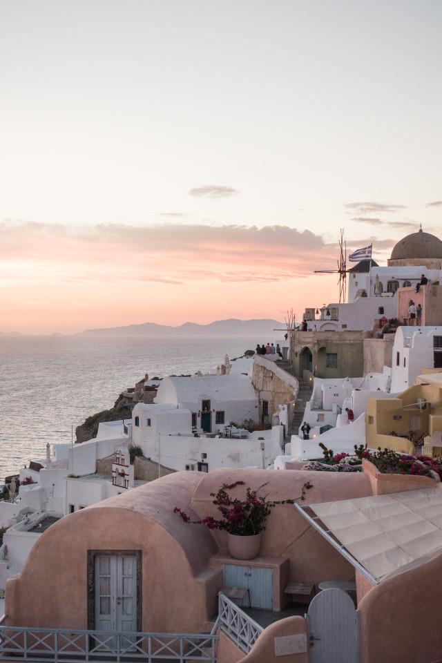 Aussicht auf griechische Häuser und einen Sonnenuntergang