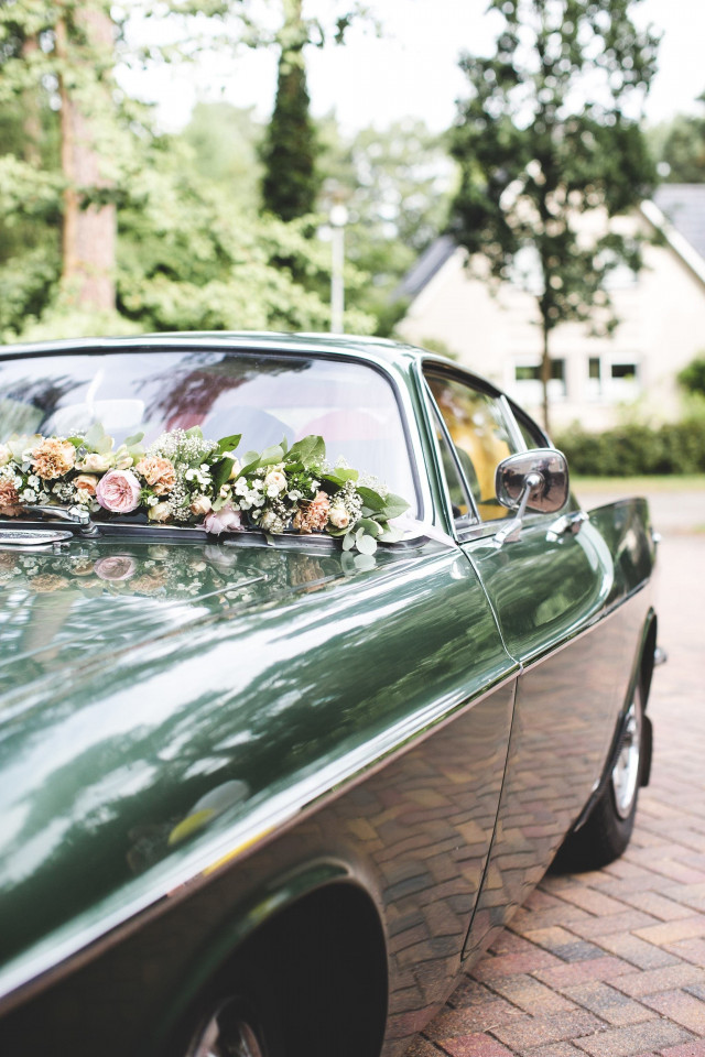 trouwauto versiering met bloemen