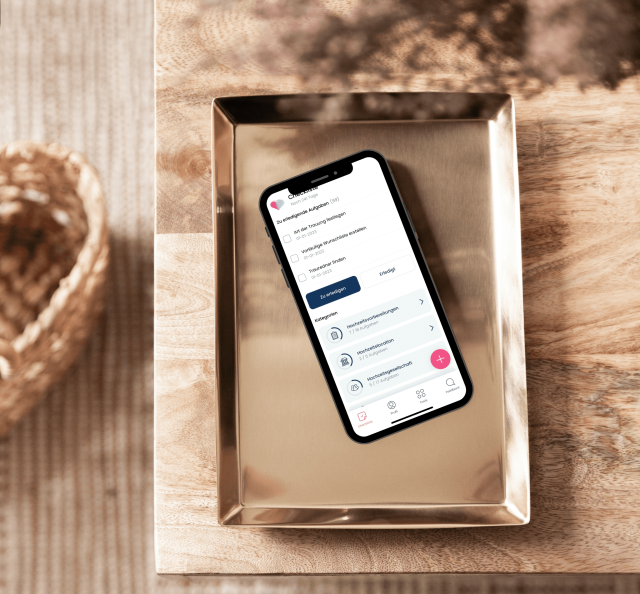 Iphone auf goldenem Tablet mit der Hochzeitscheckliste