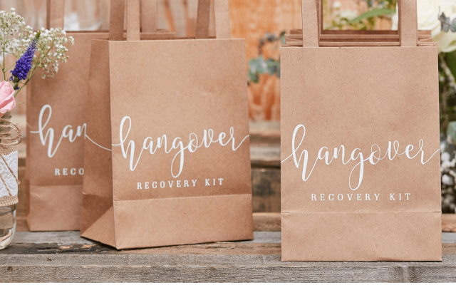 Braune Papiertüten mit Aufschrift "Hangover"