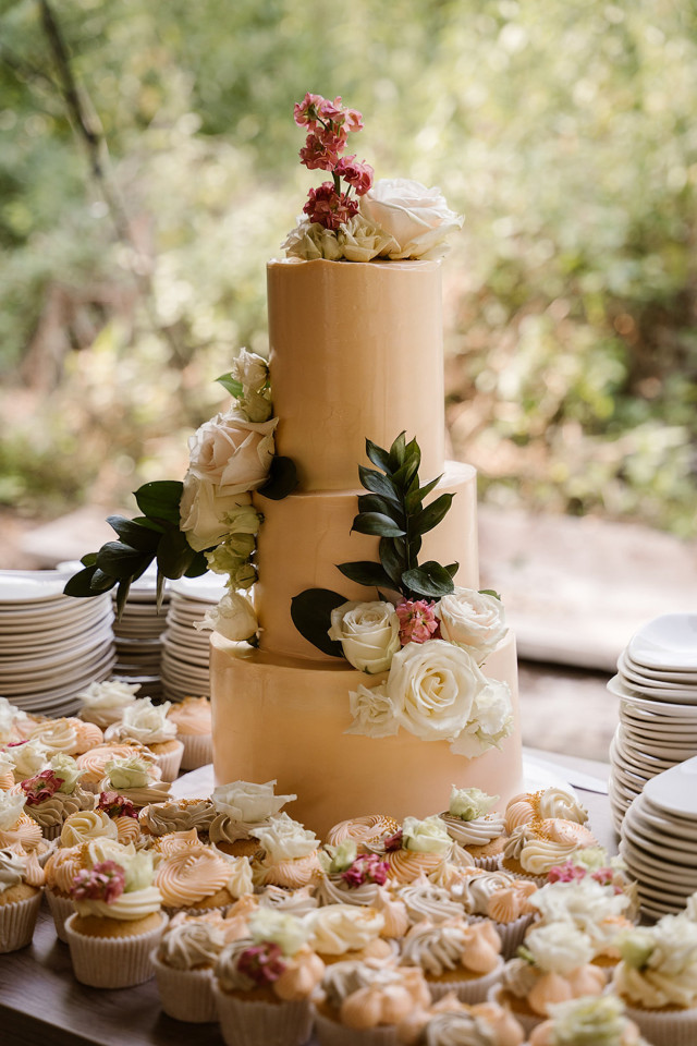 Mehrstöckige Hochzeitstorte in Beige