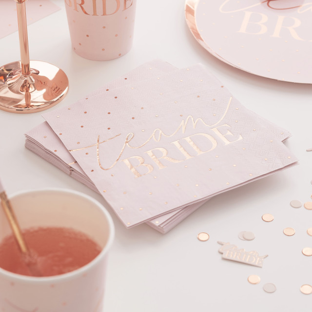 Servietten mit der Aufschrift Bride-to-be in Rosa liegen auf den Tisch