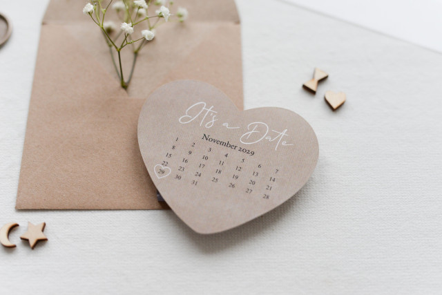Save-the-date karte in Herzform