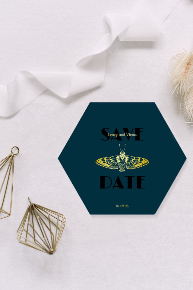 elegante save the date karte in blau mit motte in goldfolie und linien