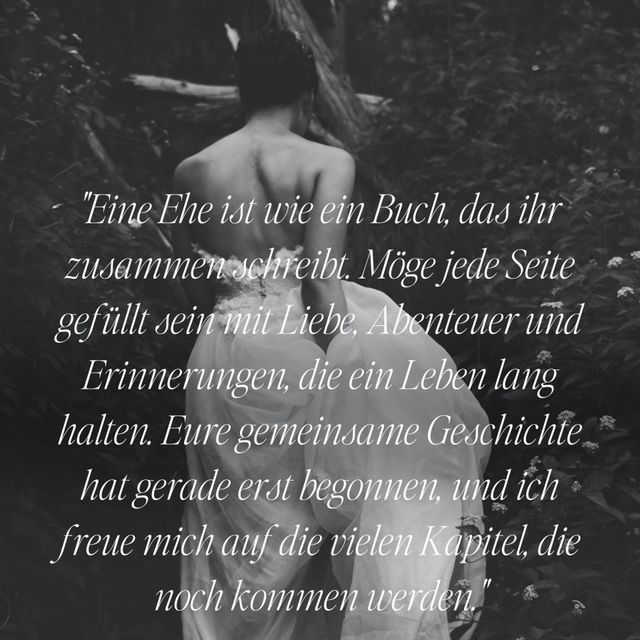 Hochzeitsspruch in weißer Schrift einem schwarz weiß foto einer braut die in einem wald läuft und das brautkleid hochhält