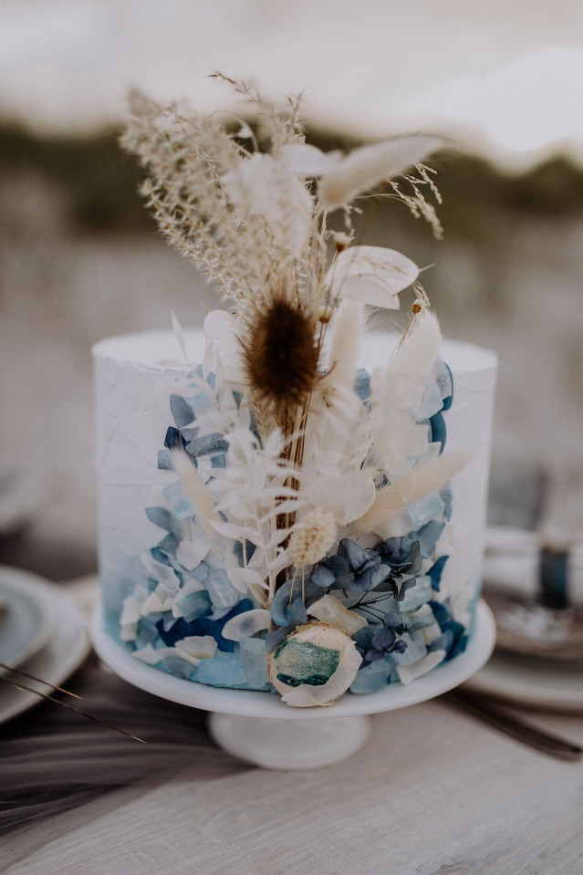 Einstöckige Hochzeitstorte mit Trockenblumen