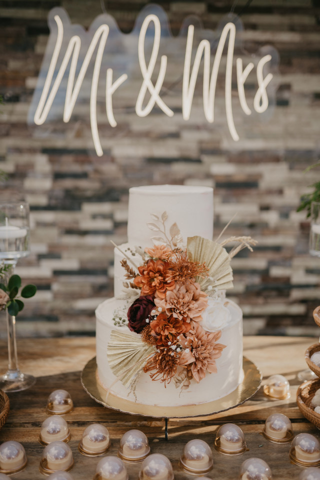 Hochzeitstorte mit Trockenblumen