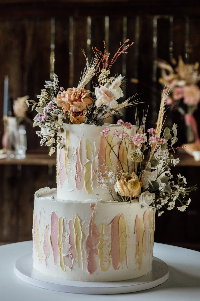Hochzeitstorte mit frischen Blumen