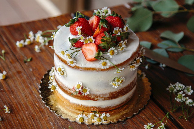 Hochzeitstorte mit Erdbeeren und Zuckergus