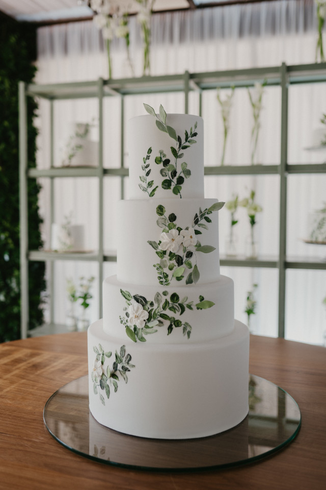 Hochzeitstorte in Weiß mit Eukalyptus Verzierung