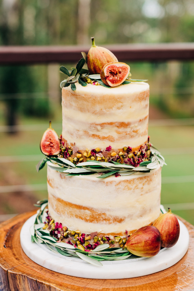 Naked Cake mit Feigen und eucalyptus zweigen
