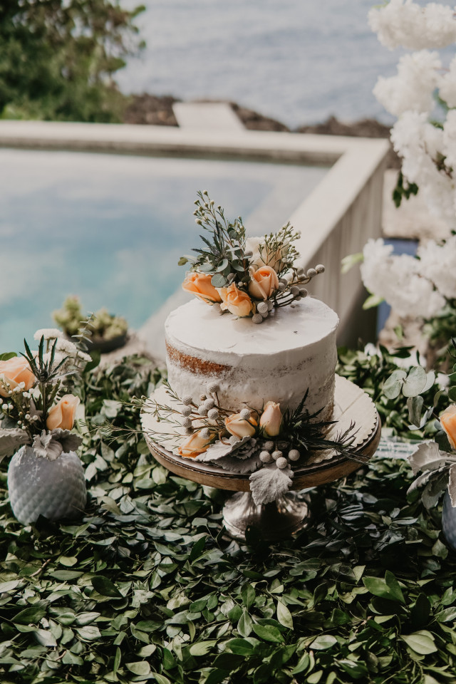 Hochzeitstorte mit frischen Blumen