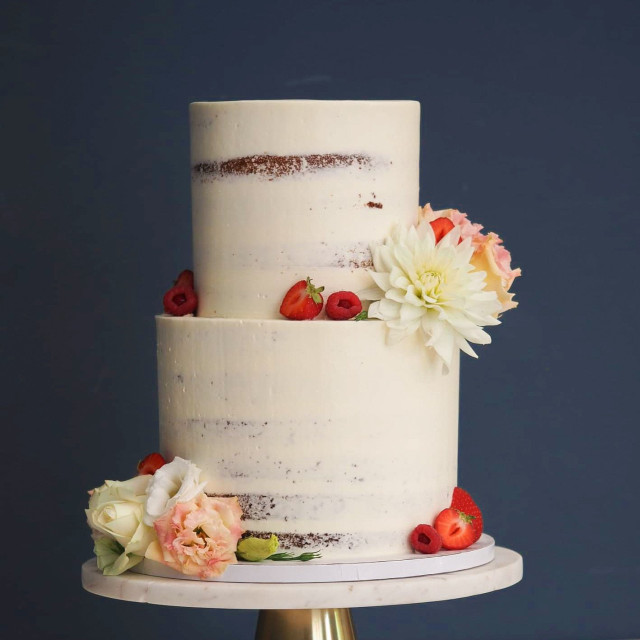 Semi-naked cake Blumen und roten Beeren