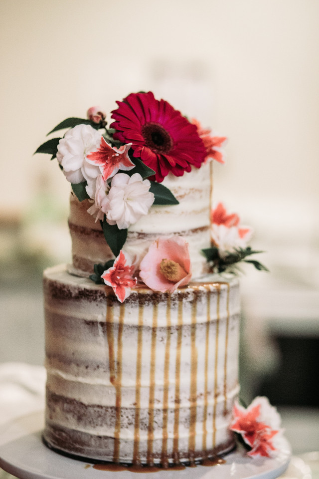 Naked Cake mit frischen Blumen