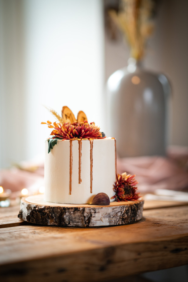 Einstöckige Hochzeitstorte mit orange und Pfeigen