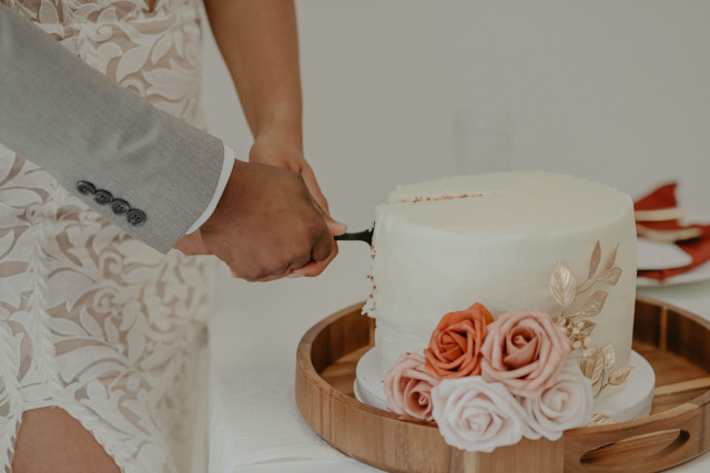 Hochzeitstorte einstöckig mit weißen und rosanenBlumen