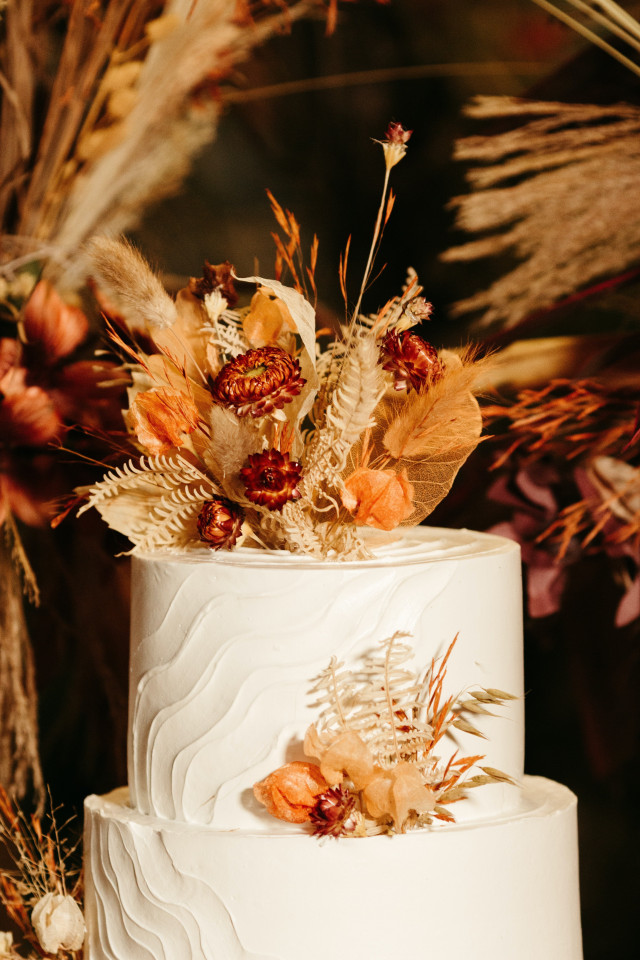 Hochzeitstorte mit Trockenblumen