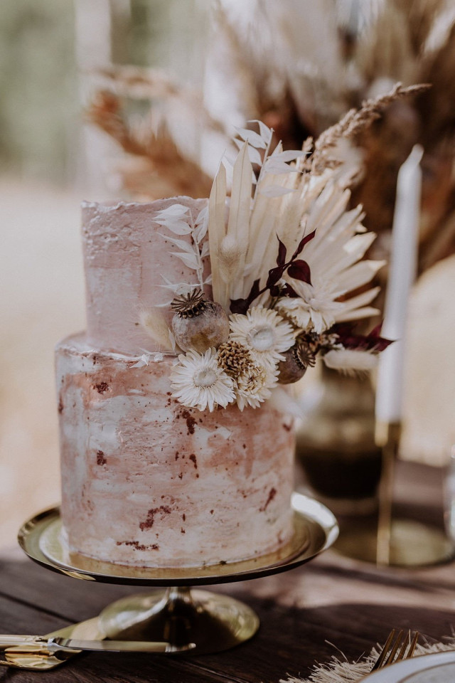 Kleine Hochzeitstorte mit Aquarelldesign und Blumendekoration