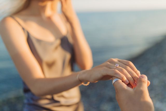 huwelijksaanzoek ring om vinger