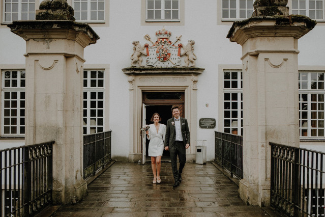Brautpaar nach der standesamtliche Hochzeit 