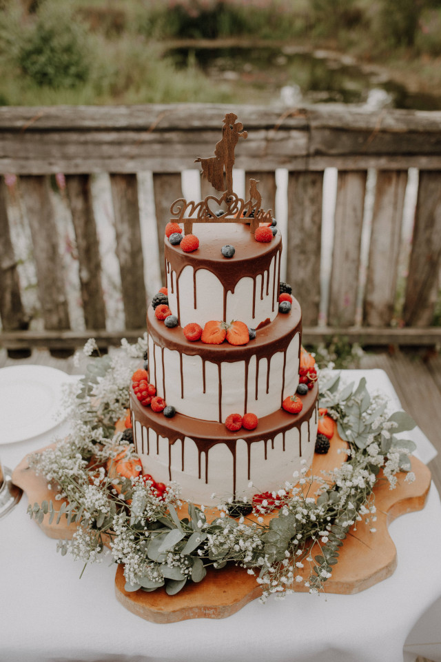 Dreistöckige Hochzeitstorte mit Früchten und Schokoglasur