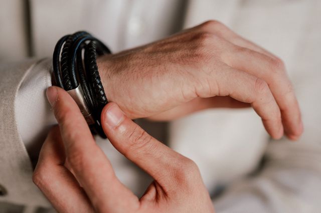 Armband als accessoire voor de bruidegom
