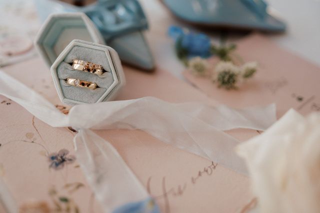 ringen bij de trouwkaarten
