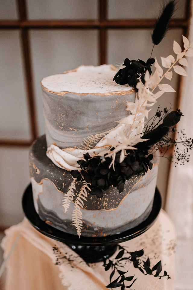 Hochzeitstorte in Blau und Gold