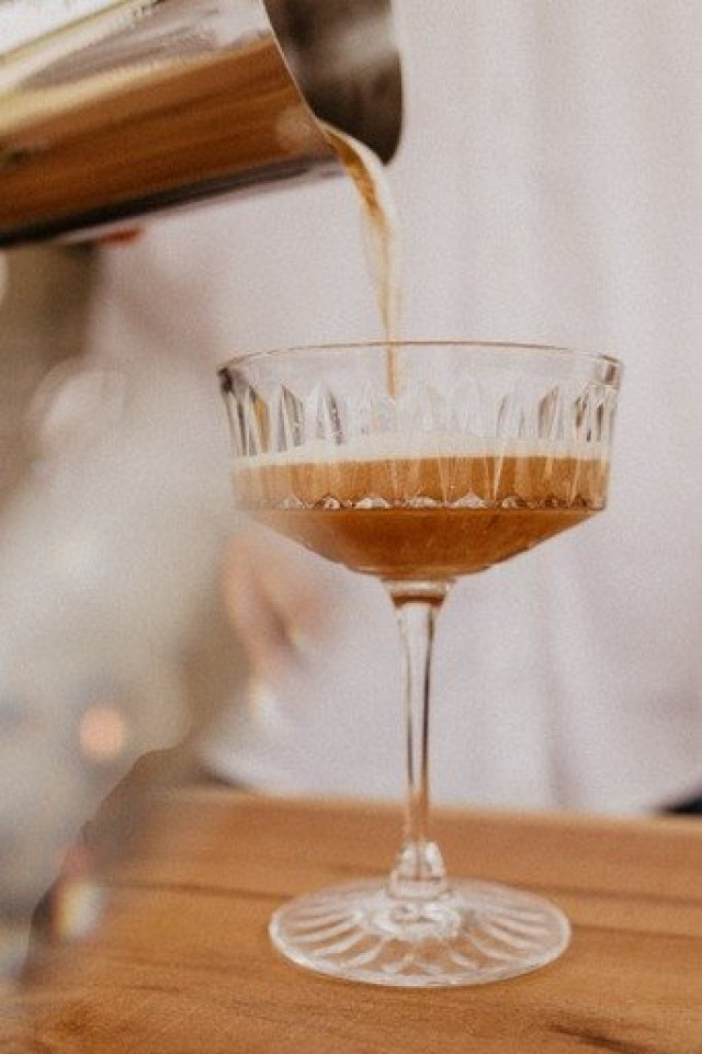 cocktail wordt ingeschonken