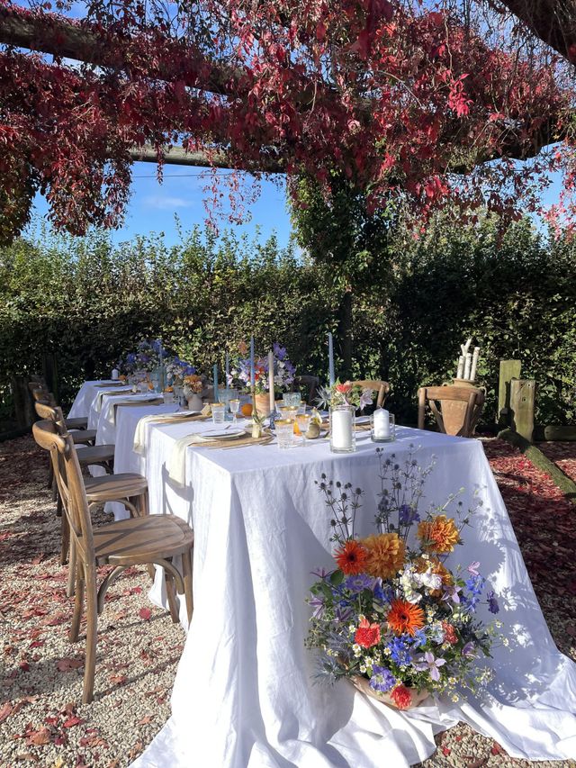 Gedeckter Hochzeitstisch mit vielen Blumen