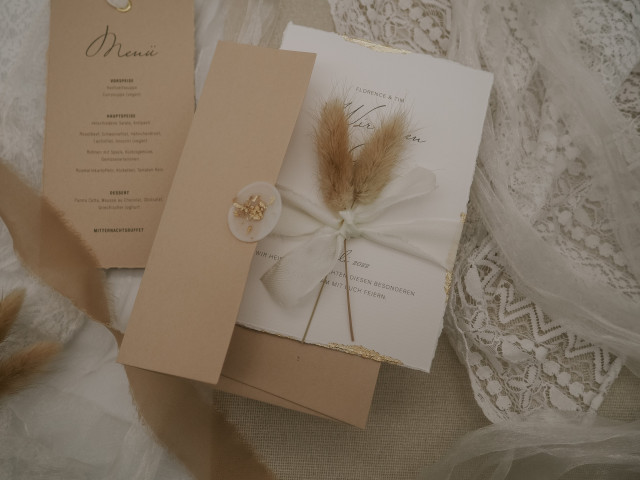 Handgemachte Hochzeitskarte in Beige und Weiß mit Trockenblume