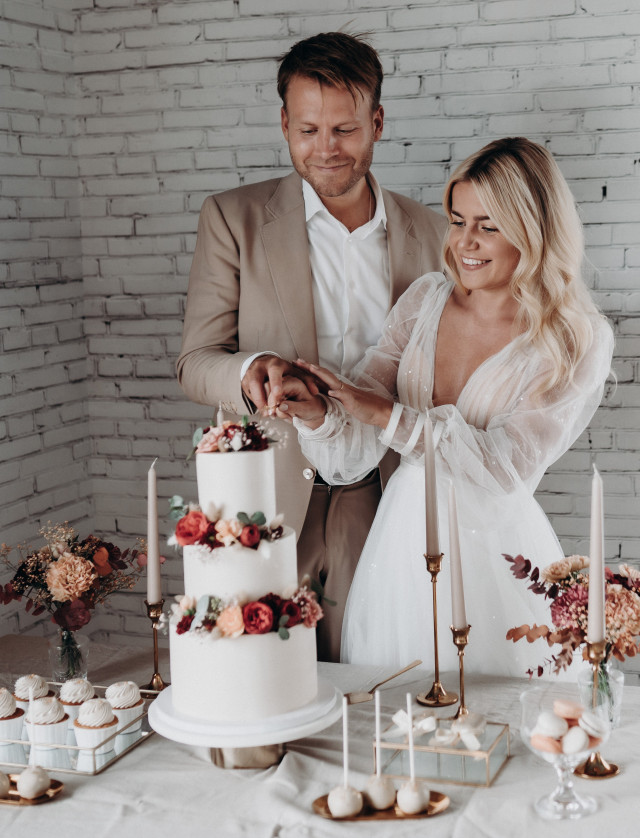 Brautpaar schneidet Hochzeitstorte an