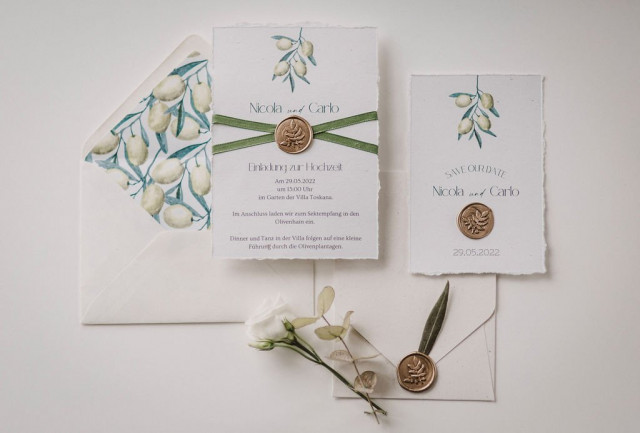 Elegante Hochzeitskarte mit goldenem Wachssiegel