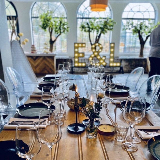 Tafel gedekt met daarachter lichtletters