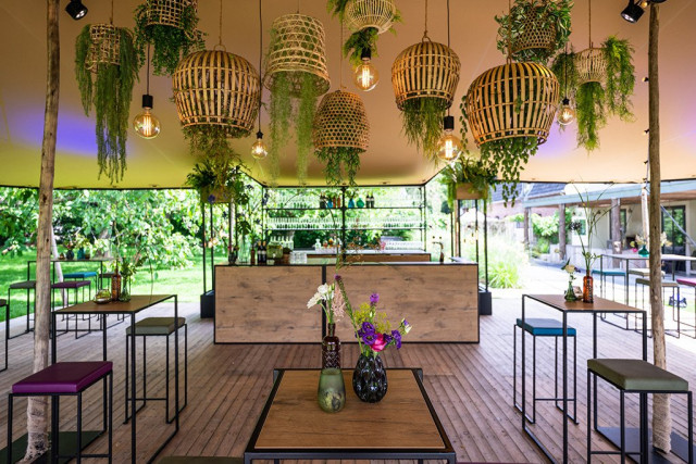 interieur in tent bruiloft