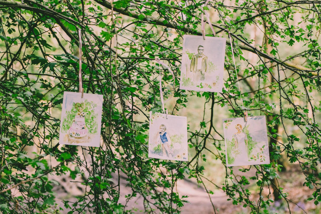 illustraties hangen in de bomen