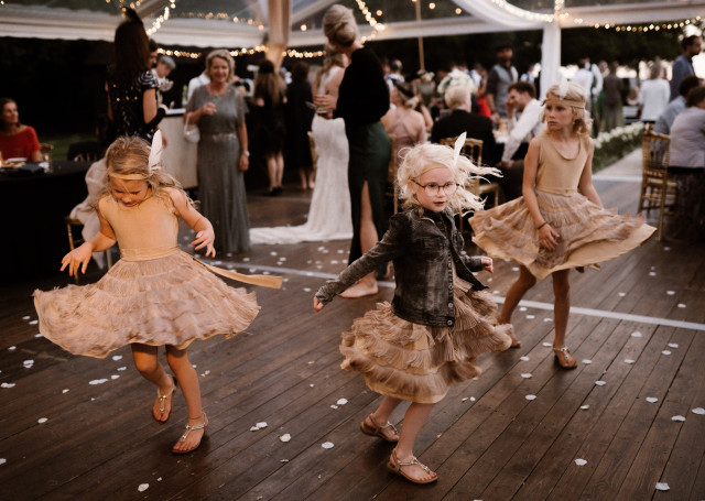 kinderen dansen op de bruiloft