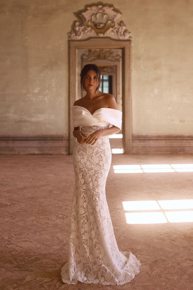 Braut in einem Fit and Flare Brautkleid aus Spitze