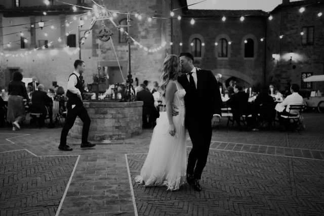 bruidspaar loopt blij weg bij ceremonie