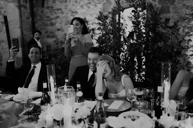 lachend bruidspaar aan dinertafel