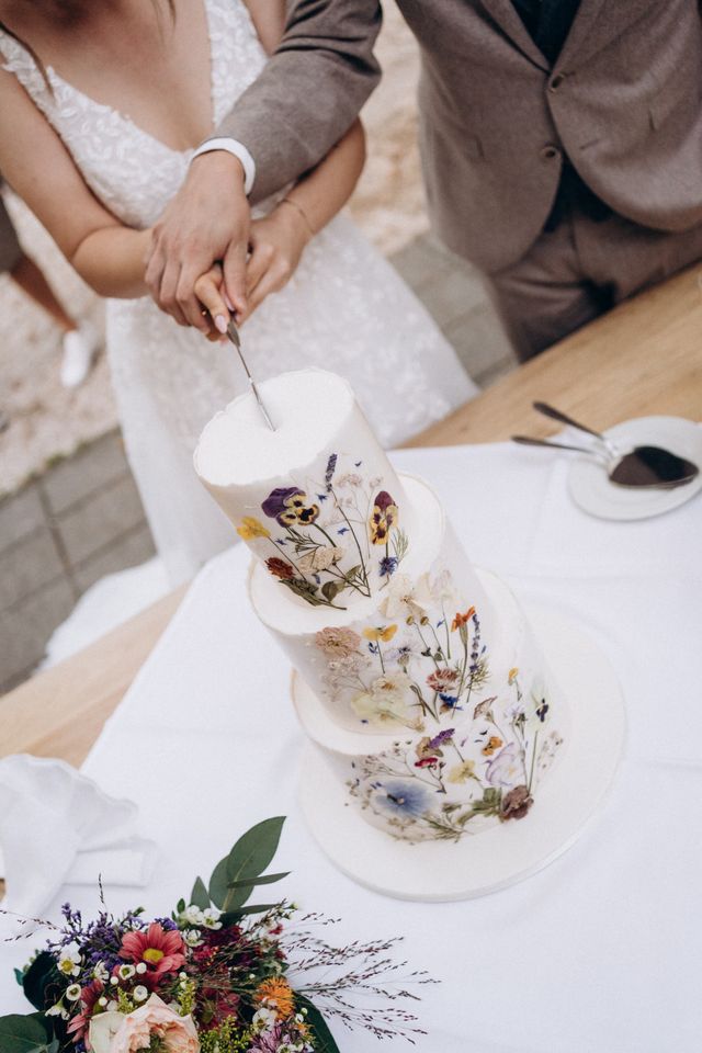 Hochzeitstorte mit Trockenblumen