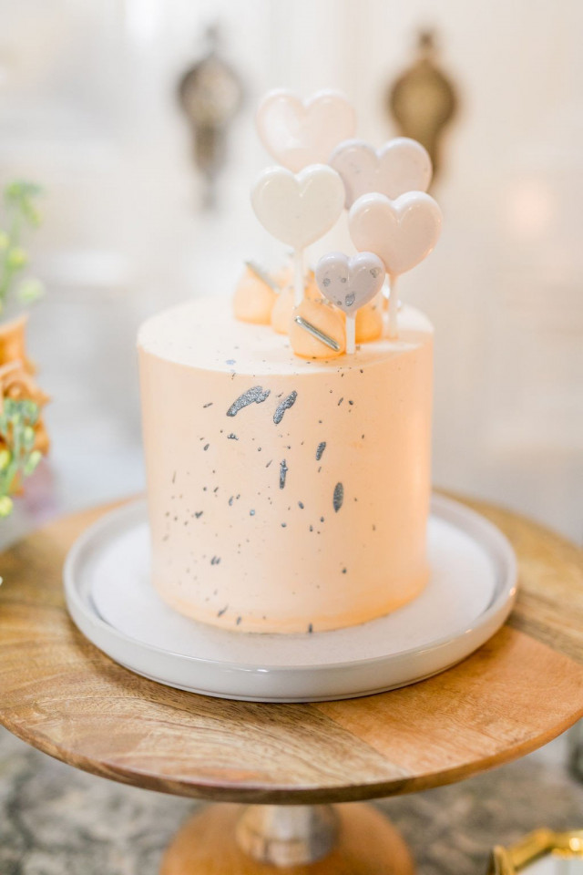 Einstöckige Hochzeitstorte mit Herztoppern