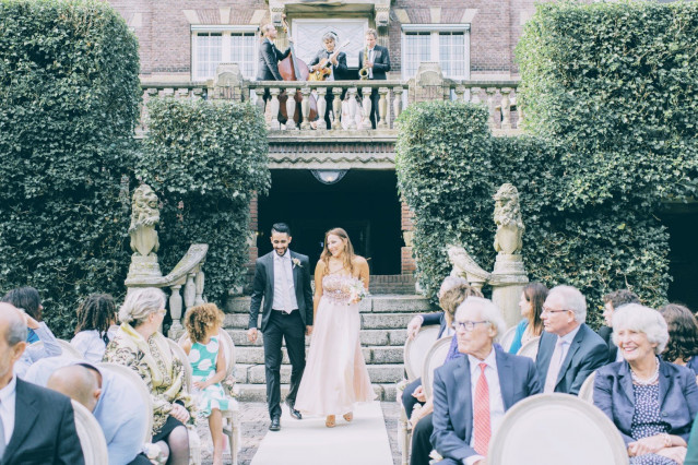 Band van de Jazz Centrale speelt buiten op een bruiloft